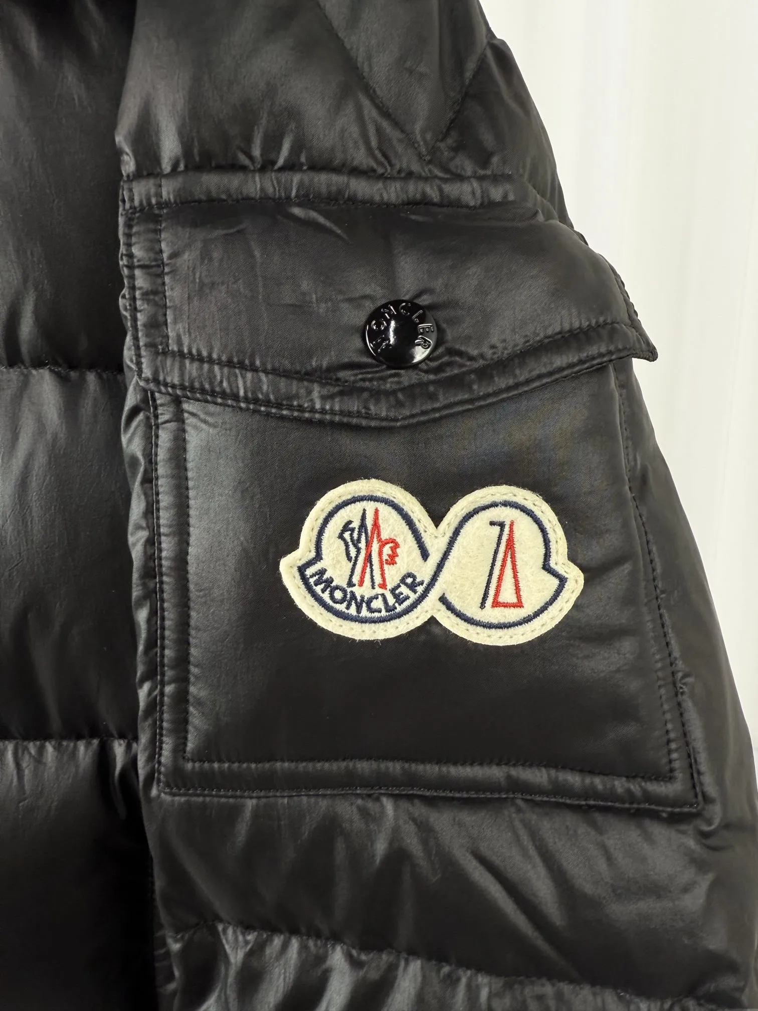 P390 Moncler/ 2026 70 、 。 DNA ， ， 。 Classic ， 、 。 Classic 70 。 Quality， 90 ，Premium Quality ， ，Black ！ Sizes M-3XL
